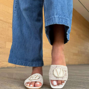 Sandalia "Chic Latte" – Diseño de Lujo con Herraje Dorado