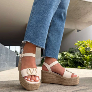 Sandalias de Cuña con Herraje Metálico